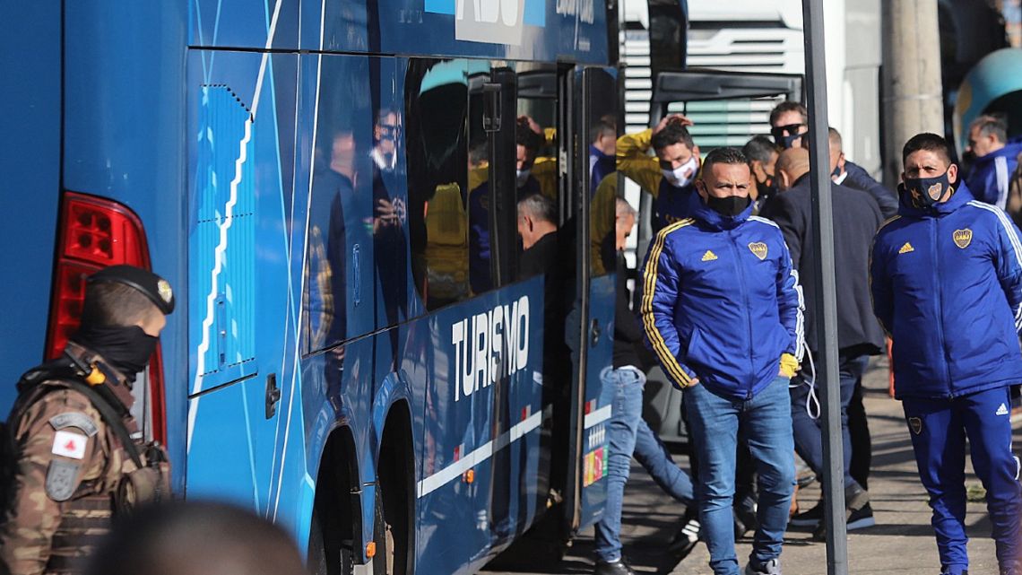 View of the bus of the Argentine football team Boca Juniors, detained by the Brazilian military police after the brawls at the end of last night's Copa Libertadores match against Brazil's Atletico Mineiro in Belo Horizonte, on July 21, 2021. Players and staff of Boca Juniors left the Belo Horizonte police station at noon this Wednesday, where they spent the whole night to give a statement after the incidents that took place at the end of the match against Atletico Mineiro. 