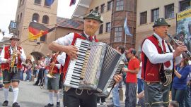 Típica imágen de las calles de Villa General Belgrano en plena fiesta de la cerveza.
