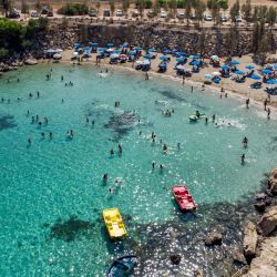 Esta foto muestra una vista aérea de personas bañándose en el agua de una playa en la ciudad turística de Protaras, en el este de Chipre. | Foto:Amir Makar / AFP