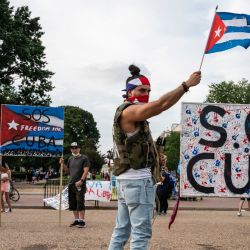 Manifestantes gesticulan y sostienen banderas durante una protesta que muestra el apoyo a los cubanos que se manifiestan contra su gobierno frente a la Casa Blanca en Washington, DC. | Foto:Andrew Caballero-Reynolds / AFP