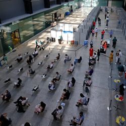 Miembros del público esperan en sillas socialmente distanciadas para recibir la vacuna Covid-19 de Pfizer-BioNTech en la Sala de Turbinas de un centro temporal de la vacuna Covid-19 en la Tate Modern en el centro de Londres. | Foto:Tolga Akmen / AFP