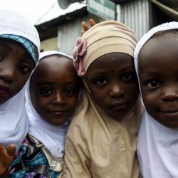 Jovencitas musulmanas posan para las fotos en la mezquita para celebrar el Eid-el-Kabir en la mezquita de Ibafo en el estado de Ogun, suroeste de Nigeria. | Foto:Pius Utomi Ekpei / AFP