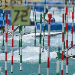 Un atleta de canoa participa en una sesión de entrenamiento de eslalon de canoa en el centro de eslalon de canoa de Kasai, en la bahía de Tokio, antes de los Juegos Olímpicos de Tokio 2020. | Foto:Luis Acosta / AFP