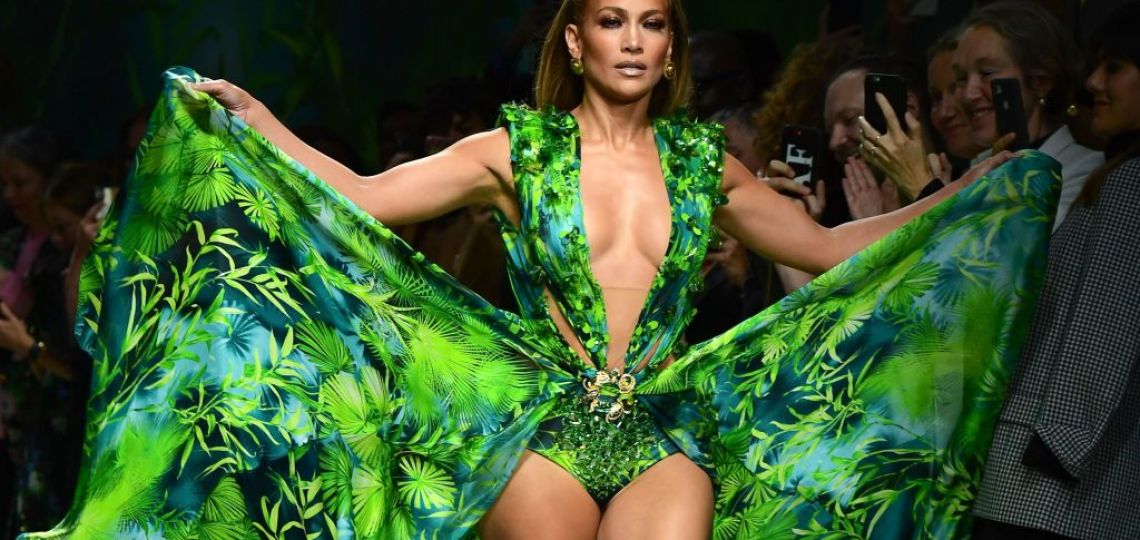 Versace: La demanda del famoso vestido que usó JLo y fue copiado