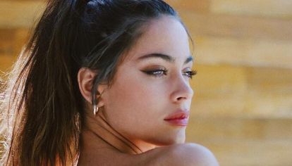 Tini Stoessel regresó a los 90s con jeans blancos y piluso