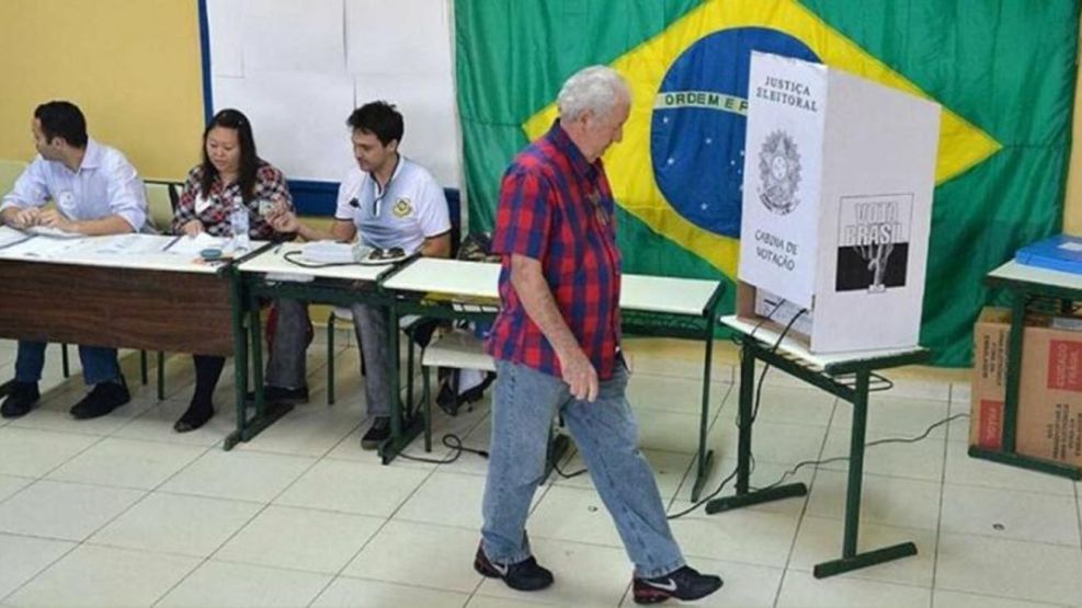 brasileños votando 20210722