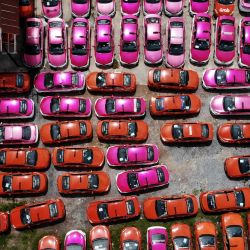 Esta foto aérea muestra decenas de taxis abandonados en un aparcamiento, después de que los conductores no pudieran pagar el alquiler de los mismos debido a las dificultades económicas del Covid-19 y a más de un año de ausencia de turismo extranjero, en Bangkok. | Foto:Lillian Suwanrumpha / AFP