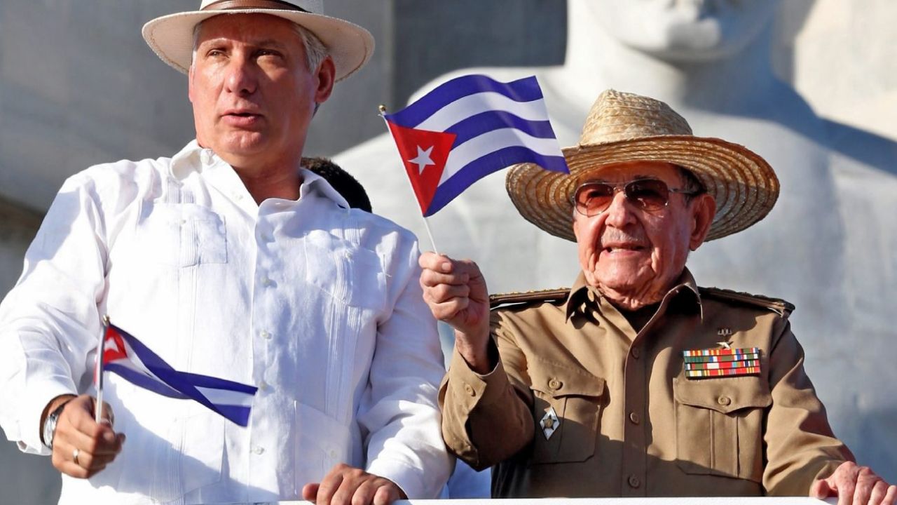 Díaz-Canel y Raúl Castro | Foto:CEDOC
