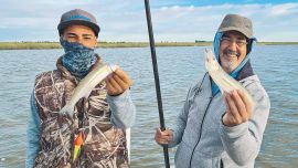 A 100 m de la costa, en el canal que une Adela con Chis Chis, dimos con pejes muy activos.