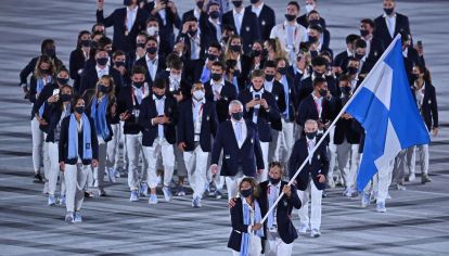 Ceremonia de apertura, de los juegos en el estadio olímpico de Tokyo, desfile de la delegación Argentina
