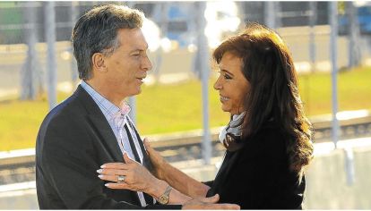 Las espadas de la grieta: Mauricio Macri y Cristina Kirchner.