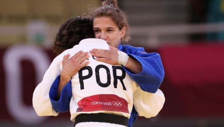 Paula Pareto, saludando a su rival luego de su derrota en los Juegos Olímpicos de Tokyo 2020.