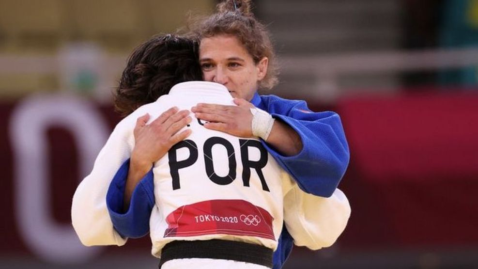 Paula Pareto saluda a su vencedora, la portuguesa Catarina Costa, en Tokyo 2020.