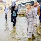 Entre lágrimas: Máxima Zorreguieta recorrió las ciudades inundadas de Holanda