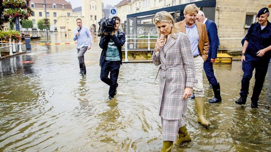 Entre lágrimas: Máxima Zorreguieta recorrió las ciudades inundadas de Holanda