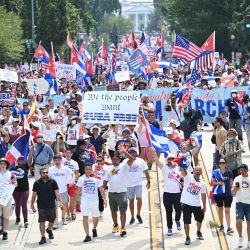 Personas marchan durante una protesta en apoyo a las continuas protestas antigubernamentales en Cuba cerca de la Casa Blanca en Washington DC. | Foto:Brendan Smialowski / AFP