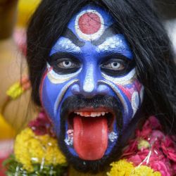 Artistas vestidos como dioses hindúes reaccionan ante la cámara durante la procesión del festival Bonalu en Secunderabad, la ciudad gemela de Hyderabad. | Foto:Noah Seelam / AFP