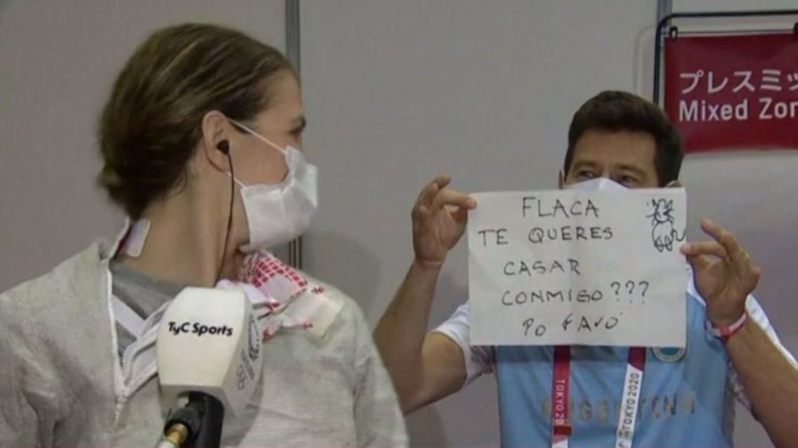 Lucas Saucedo surprises María Belén Pérez Maurice with a marriage proposal live on TV.