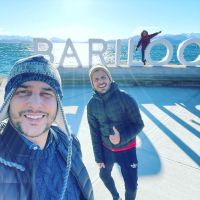 Las fotos de las vacaciones de Rodrigo Lussich y su marido en Bariloche