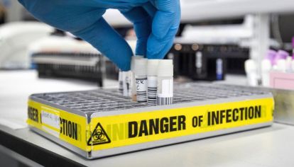 Según la OSM, la epidemia del coronavirus se inició a finales de 2019 en la ciudad china de Wuhan, lo que incentivó a algunos medios y políticos de EEUU a bautizar al SARS-CoV-2 como “el virus chino”.