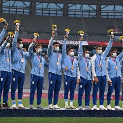 Los medallistas de bronce de Argentina suben al podio durante la ceremonia de la victoria tras el partido final de rugby a siete masculino durante los Juegos Olímpicos de Tokio 2020 en el Estadio de Tokio. | Foto:Ben Stansall / AFP