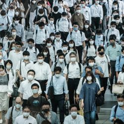 Las personas llevan máscaras en una estación de tren de Tokio, un día después de que la ciudad informara de un récord de 2.848 nuevos casos diarios del coronavirus Covid-19. | Foto:Yasuyoshi Chiba / AFP