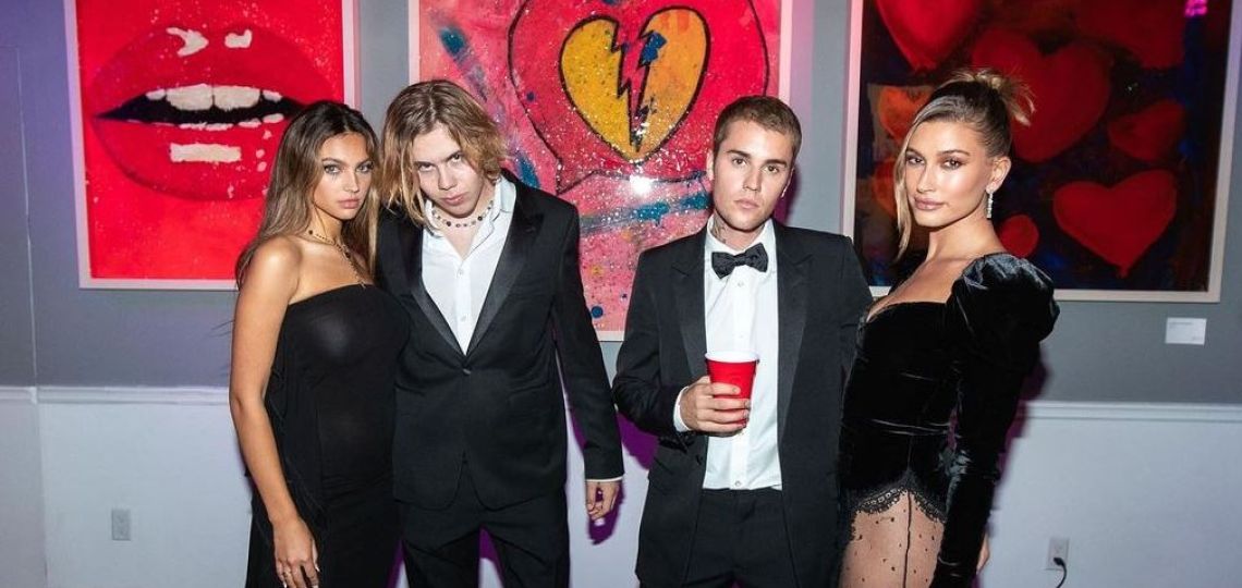 El estilo elegante y gótico de Hailey Bieber que no te podés perder 
