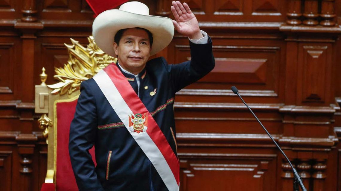 Castillo advirtió que el servicio militar será obligatorio "para los jóvenes que no estudien ni trabajen"