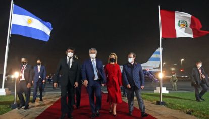 Fabiola Yáñez eligió el color insignia del Perú en su visita