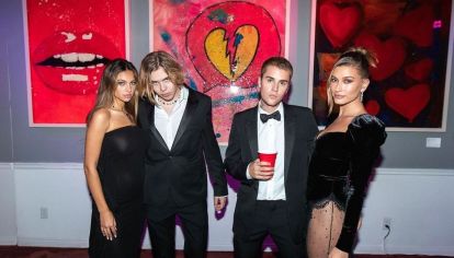 El estilo elegante y gótico de Hailey Bieber que no te podés perder