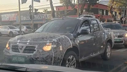 La nueva Renault Duster Oroch es fotografiada de frente