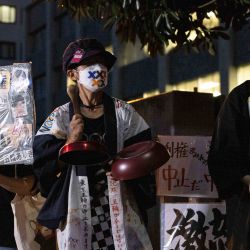 Activistas sostienen pancartas mientras se reúnen para una manifestación de protesta contra los Juegos Olímpicos de Tokio 2020 frente a la oficina del Primer Ministro, en Tokio. | Foto:Yuki Iwamura / AFP