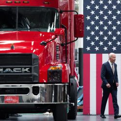 El presidente de los Estados Unidos, Joe Biden, llega para hablar sobre la fabricación y la mano de obra estadounidenses después de visitar las instalaciones de fabricación de Mack Trucks Lehigh Valley Operations en Macungie, Pensilvania. | Foto:Saul Loeb / AFP