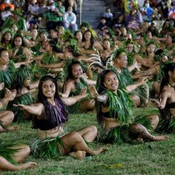 Intérpretes y bailarines tradicionales participan en un espectáculo cultural en Hiva Oa, la segunda isla más grande de las Islas Marquesas, Polinesia Francesa. | Foto:Ludovic Marin / AFP