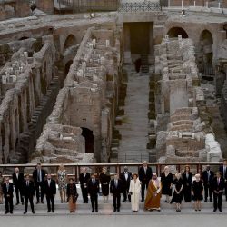 Los ministros de Cultura del G20 posan para una foto en el Coliseo en la apertura de su reunión en Roma. | Foto:Filippo Monteforte / AFP