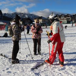 Fire & Ice es una de las escuelas de esquí que brinda instrucción en todos los niveles en el cerro Catedral.