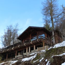 El Refugio Berghof fue creado por el pionero Otto Meiling y es el sitio ideal para descansar un rato de la nieve al calor del hogar.
