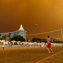 El humo oscuro se extiende sobre un complejo hotelero durante un incendio forestal masivo que se produjo en una región turística del Mediterráneo en la costa sur de Turquía, cerca de la ciudad de Manavgat. | Foto:Ilyas Akengin / AFP