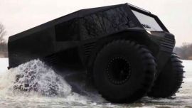 Diseñado para los terrenos más difíciles, el Atlas está equipado con unos enormes neumáticos y suspensión neumática.