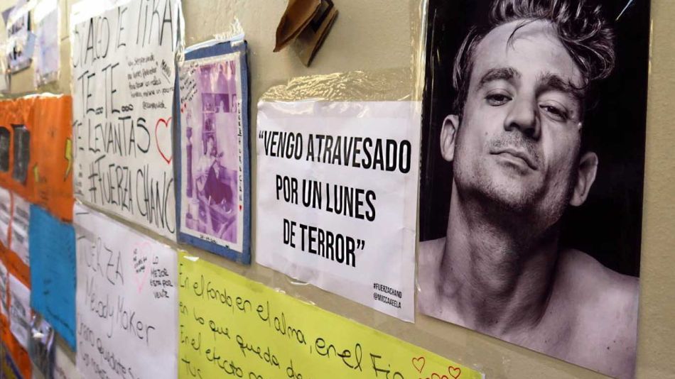Los carteles de apoyo de fans en el Otamendi emocionaron a Chano, en medio del grave trance que vive.