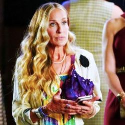 Dos décadas después, Carrie Bradshaw sigue usando el bolso baguette de Fendi  