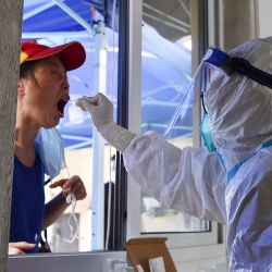 Un residente recibe una prueba de ácido nucleico para el coronavirus Covid-19 en Nanjing, en la provincia oriental china de Jiangsu, en medio del brote de coronavirus más extendido del país en meses. | Foto:STR / AFP