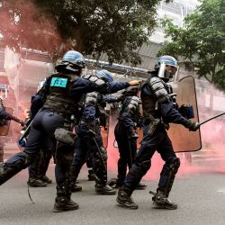 La policía carga contra los manifestantes durante los enfrentamientos al final de una manifestación que forma parte de una jornada nacional de protesta contra la legislación francesa que hace obligatoria la tarjeta sanitaria Covid-19 para visitar un café, subir a un avión o viajar en un tren interurbano, en París. | Foto:Alain Jocard / AFP