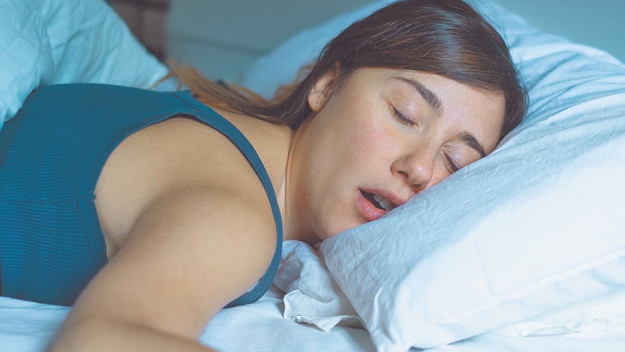 Как люди спят с открытыми глазами фото