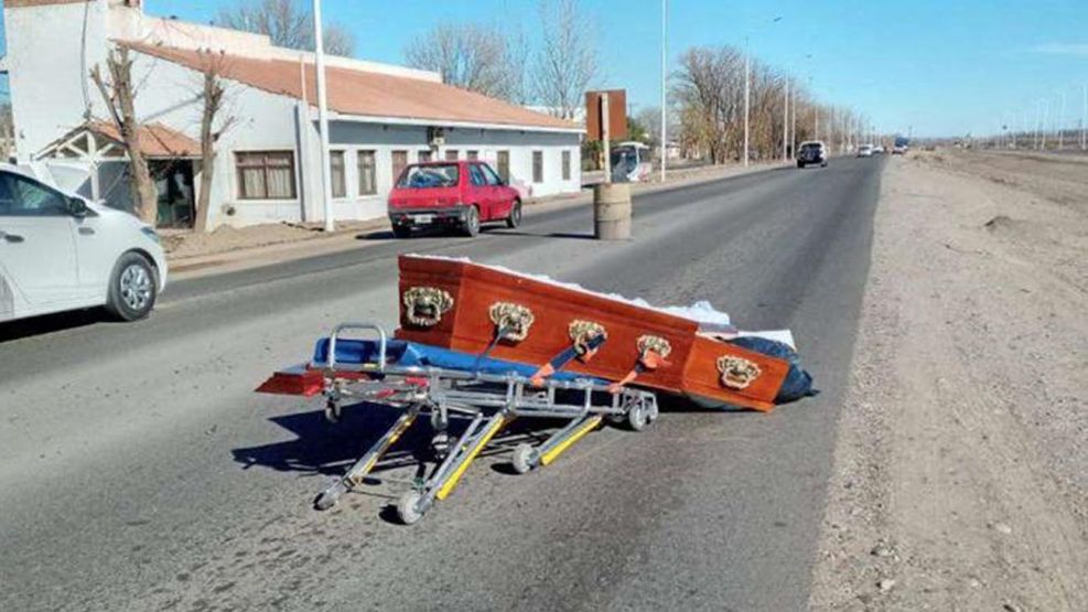 un coche fúnebre perdió un ataúd en Senillosa 20210802