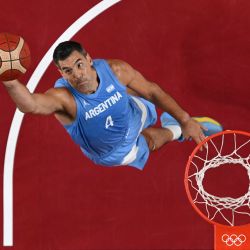 El argentino Luis Scola salta por un rebote en el partido de basquet masculino de cuartos de final entre Australia y Argentina durante los Juegos Olímpicos de Tokio 2020 en el Saitama Super Arena en Saitama. | Foto:Aris Messinis / POOL / AFP