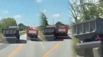 Camión choca a otro por pozo