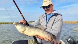 A diferencia de quien realiza la pesca comercial, un pescador deportivo toma su caña simplemente con fines recreativos o competitivos.