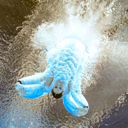 Una vista submarina muestra a la alemana Christina Wassen mientras compite en la ronda preliminar de la prueba de trampolín de 10 metros femenino durante los Juegos Olímpicos de Tokio 2020 en el Centro Acuático de Tokio. | Foto:François-Xavier Marit / AFP