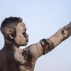 Un luchador levanta el puño en el aire durante una competición de lucha tradicional nuba en Jartum, capital de Sudán, entre los equipos de las zonas de  | Foto:Abdulmonam Eassa / AFP